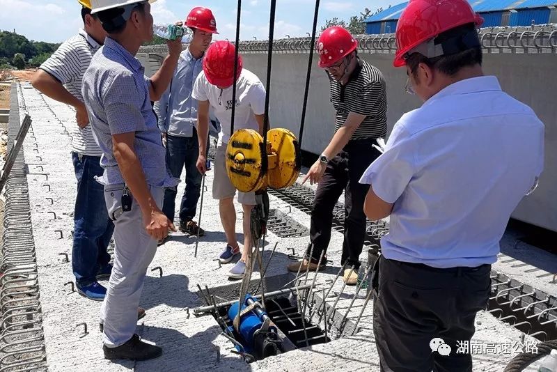 路基工程中采用路基填筑智能压实系统;桥梁工程中采用智能张拉,智能