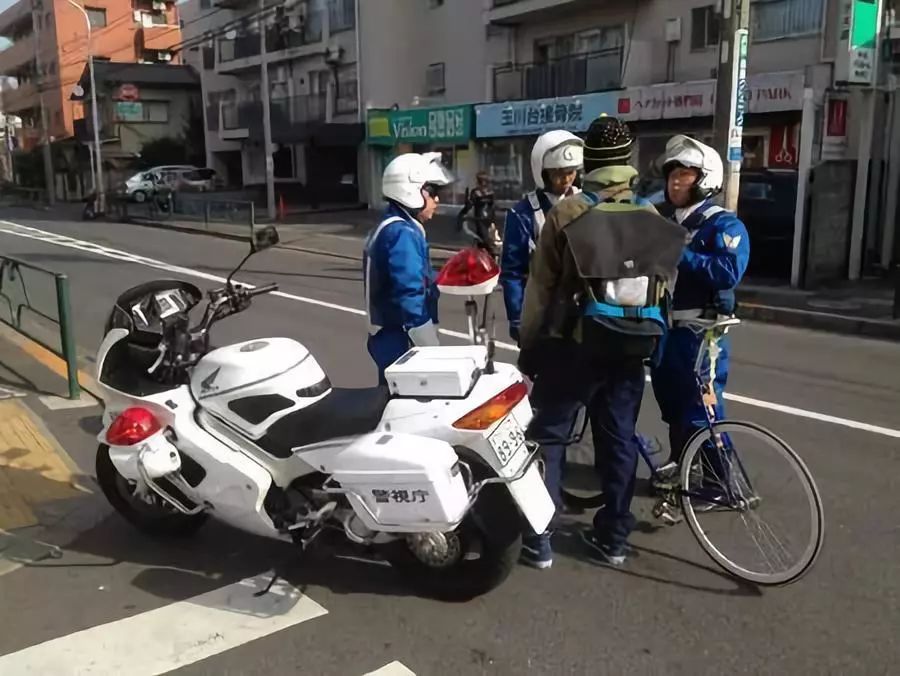 漫话日本为什么日本警察总是骑自行车巡逻