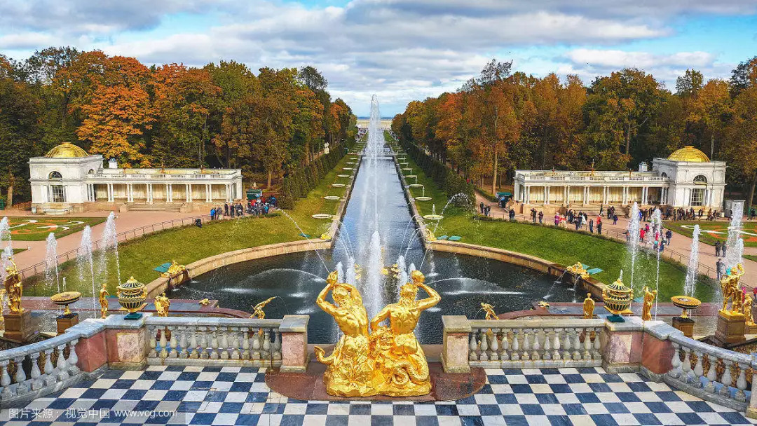 冬宫坐落在圣彼得堡宫殿广场上,原为俄罗斯帝国沙皇的皇宫,十月革命