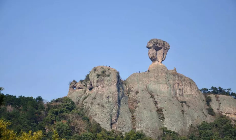 温岭五龙山西侧有一巨岩 巍然耸立,孤峙无凭,酷肖美人 称为石夫人峰