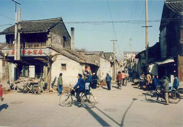 △80年代镇江五条街市场,自行车公交车并行