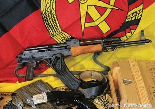 恐怖份子手中的前东德kms-72步枪 让警察手中的李氏步枪像烧火棍