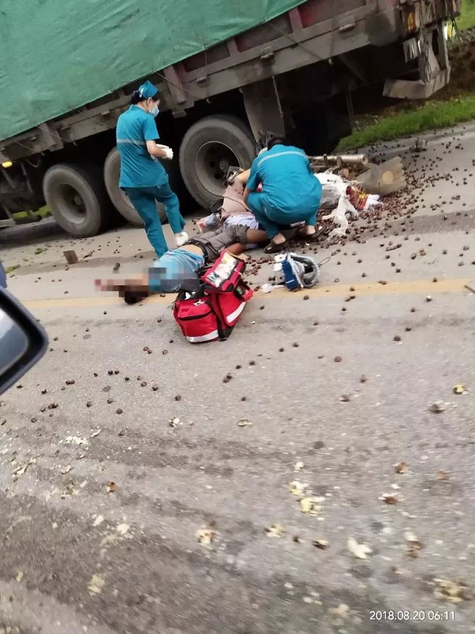 桂林某地一无牌摩托车追尾大货车,两人当场死亡!