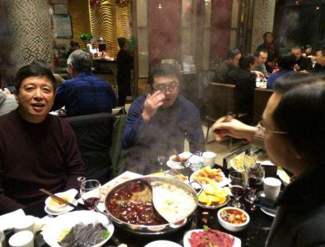 中国游客日本旅游,饭店吃饭不文明却"骂哭"服务员,网友:真丢脸!