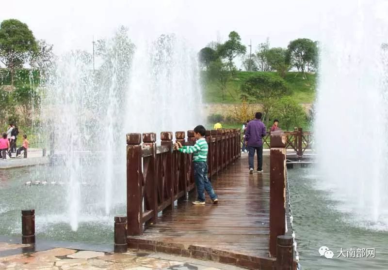 市民爆料称南部桂博园喷泉水池里"惨不忍睹"(图)