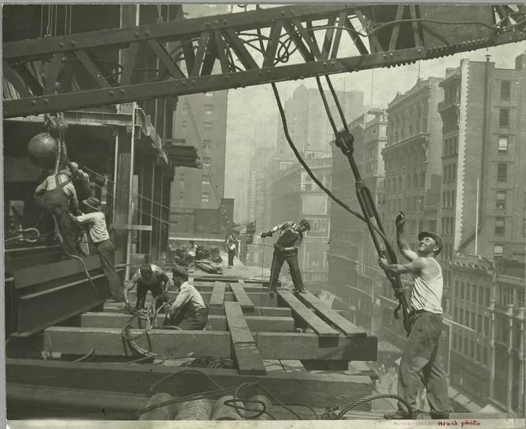 直击美国1931年帝国大厦施工现场建筑工人的生活