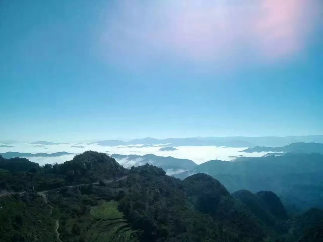 相得益彰 渐渐露出大山曼妙的曲线 云海青山遮眉黛悠悠见炊烟袅袅