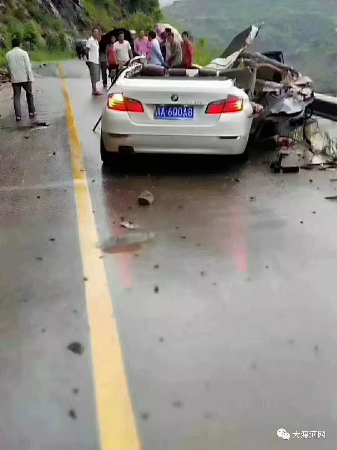 重庆一客车与货车相撞致5死6伤，一侧车窗几乎全碎-荆楚网-湖北日报网