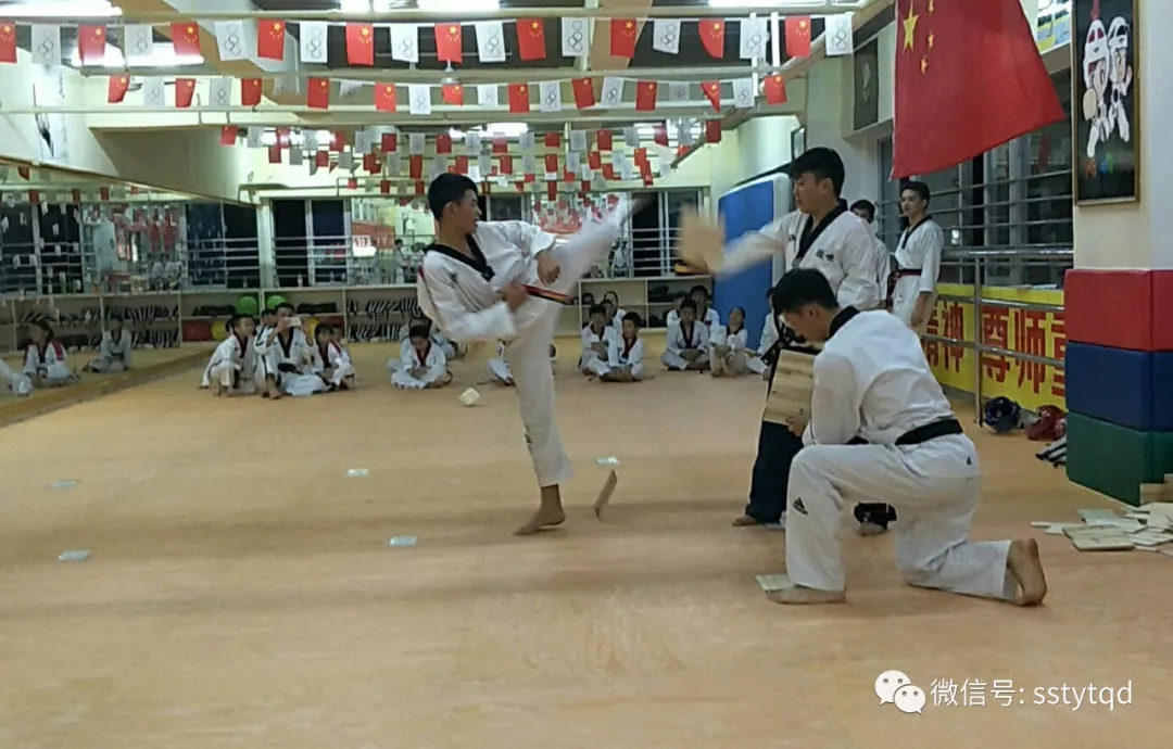 海口跆拳道黑带下一个成功的开始胜世跆拳道黑带段考试成功举行