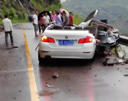 出门,在距离通往成都的主要道路"绥水公路(绥江县至水富县)几百米时