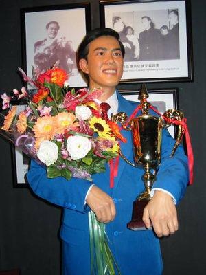 国乒功勋21岁夺世乒赛冠军,31岁却上吊自杀,死后10年才被安葬_容国团