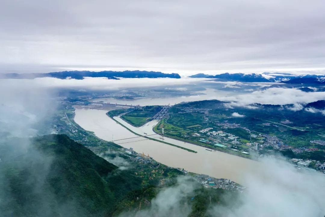 大江奔流三峡大坝山水间伟大的惊叹号