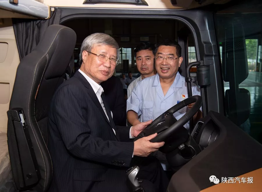 陈国旺在认真听取袁宏明的介绍后,翻阅了党员活动室里的党建学习资料