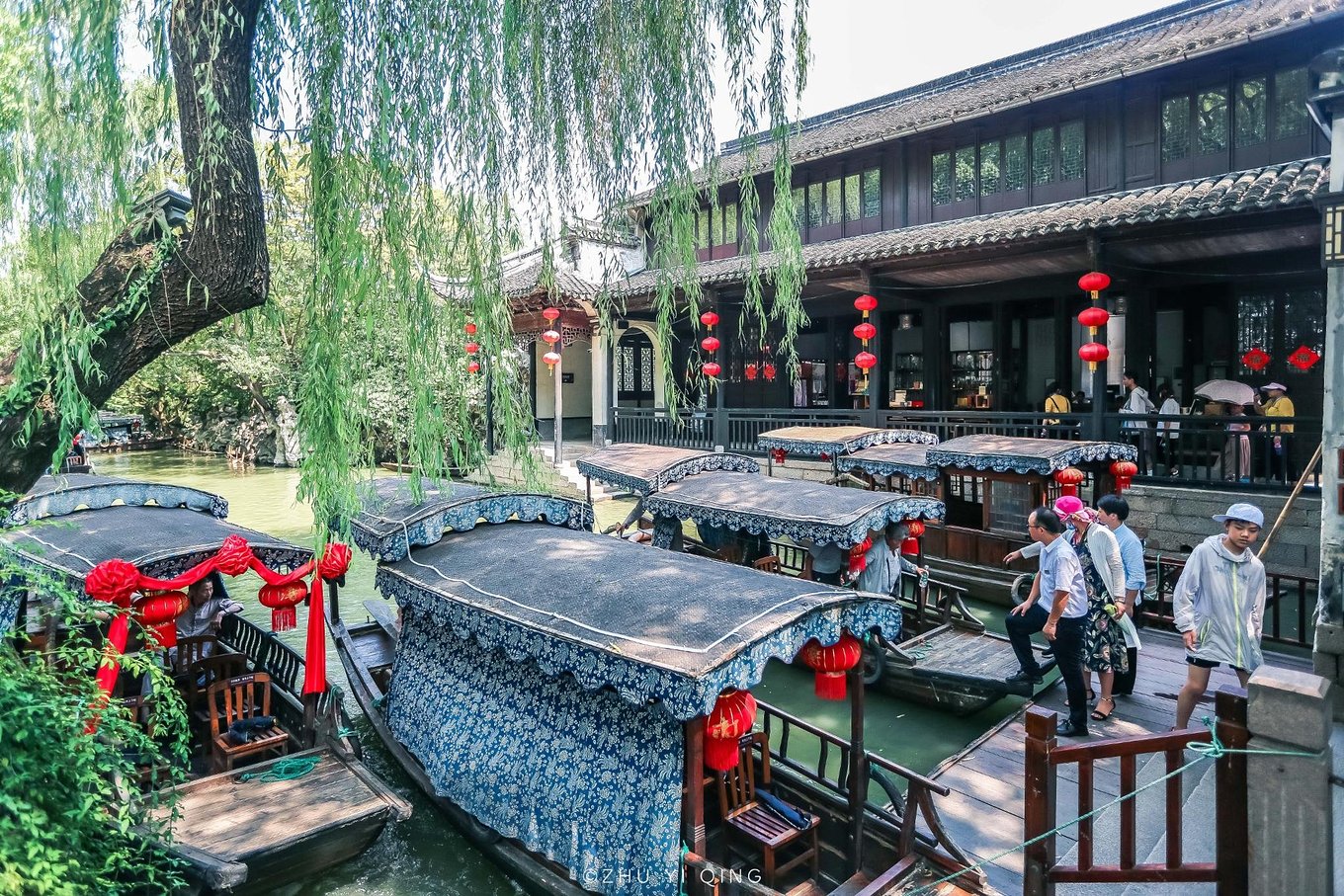 江苏苏州周庄古镇，坐上一艘摇橹船，感受江南水乡美好的慢时光