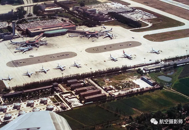 九十年代初北京首都机场t1航站楼  李颖/摄