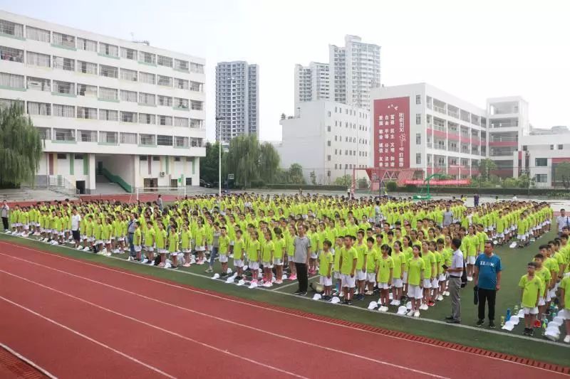 (市一小高新校区)严格落实全市小学,初中起始年级实行阳光招生,均衡