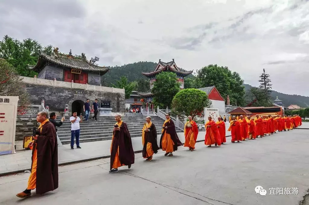 灵山寺在传供现场恒百法师将众僧穿着僧衣的及披着海青的居士以及民众