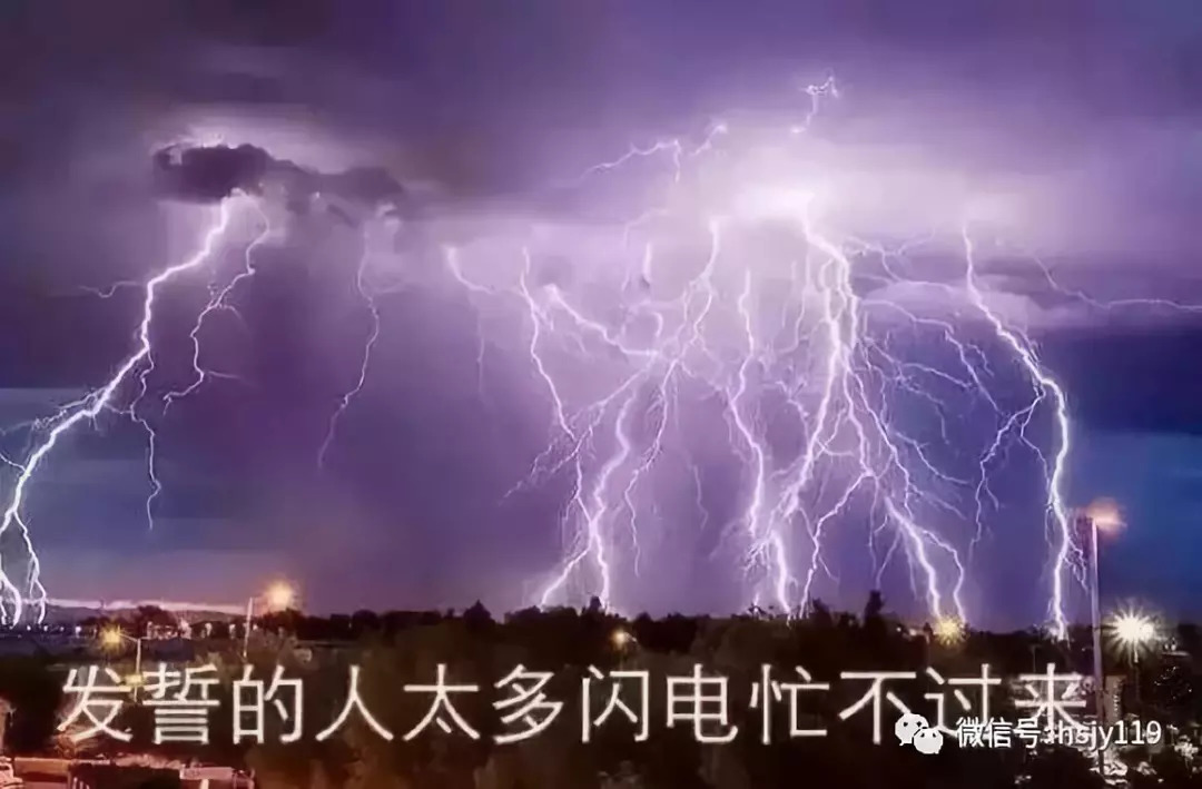 昨天傍晚 昆明雷声大作 瞬间天昏地暗 暴雨突袭全城 不要以为闪电很