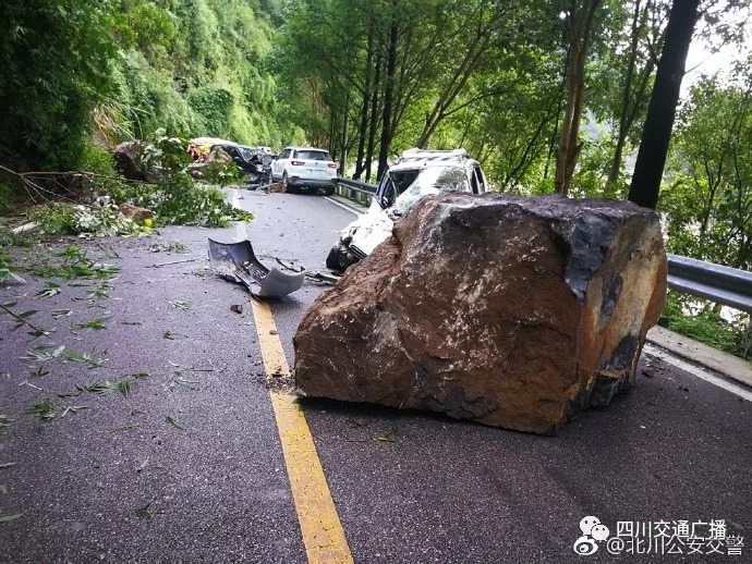 又见山体落石砸车今早九环线上6人与死神擦肩而过