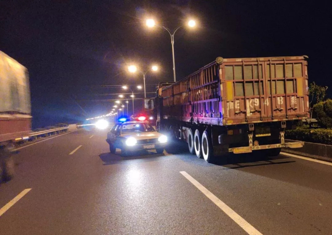 太危险!货车深夜在常熟辛庄苏虞张公路上逆行