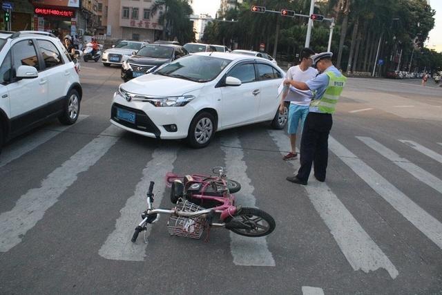 电动车车主无视红绿灯,闯红灯被撞飞,交警的做法大快人心!