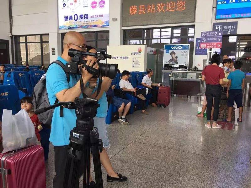 "巨变梧州"大型联合采访藤县站,梧州电台采访小组与梧州电视台采访