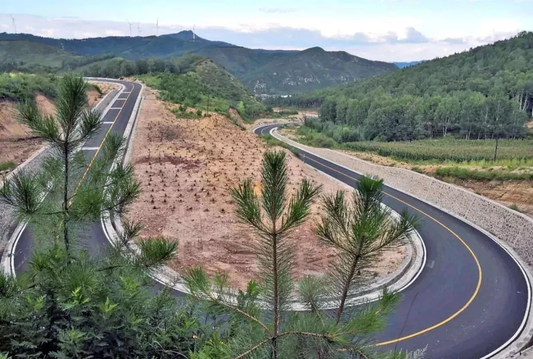 4公里三级公路改造工程于2017年5月20日开工建设,总投资5303万元.