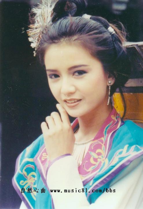 1989年,曾华倩在拍《欢乐山城》时,与陈庭威相恋,1993年两人分手,并有
