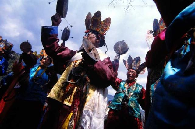 纳西族祭天二月初一这天清早,每户出一男长者,先到村外龙山举行祭祀