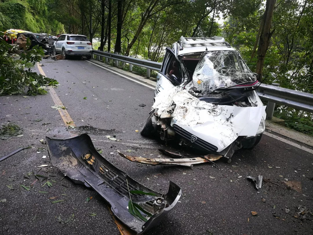 重庆一客车被落石砸中，目击者：车顶被砸开，过路车主自发救援_凤凰网