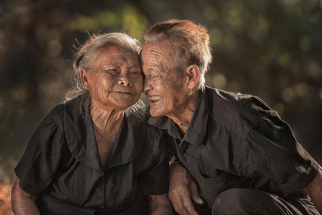 图为在泰国,一对年过九旬的老夫妻幸福的瞬间.