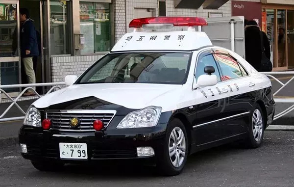 日本的警车也比较多样,丰田皇冠和斯巴鲁力狮已成为警视厅的主力车型