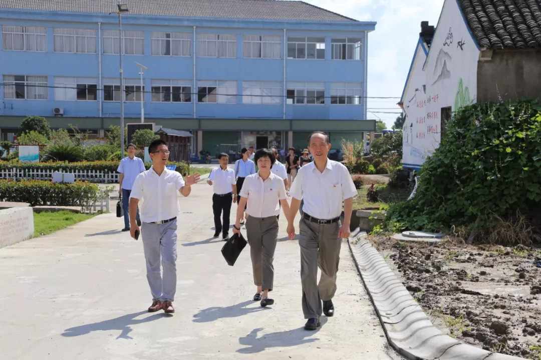 嘉兴市人大常委会副主任陈越强来海盐于城镇走访慰问