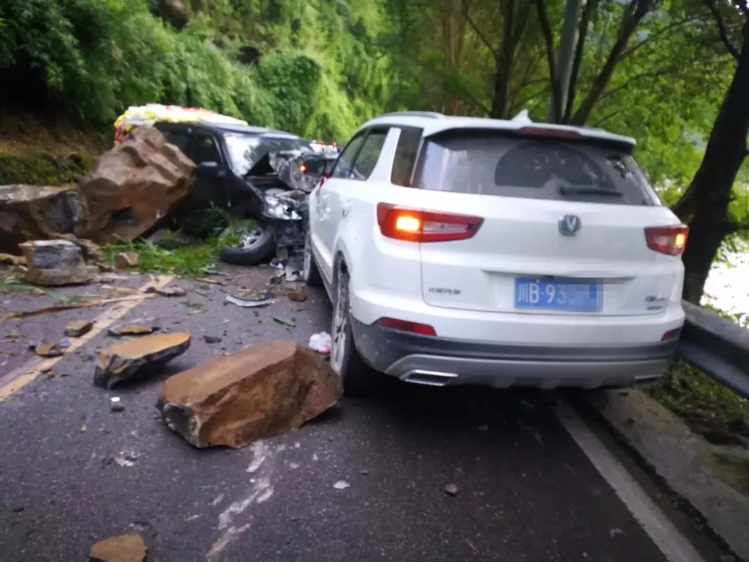 重庆奉节县一客车遭落石砸中致6死9伤_凤凰网视频_凤凰网