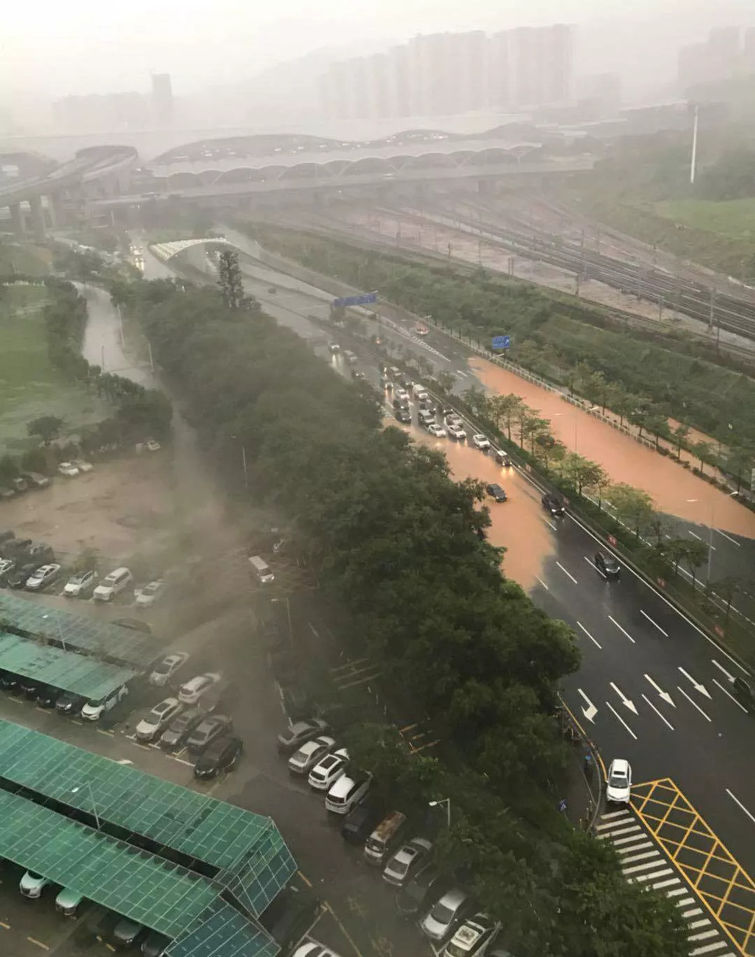 狂风暴雨电闪雷鸣,这是今天下班时的深圳