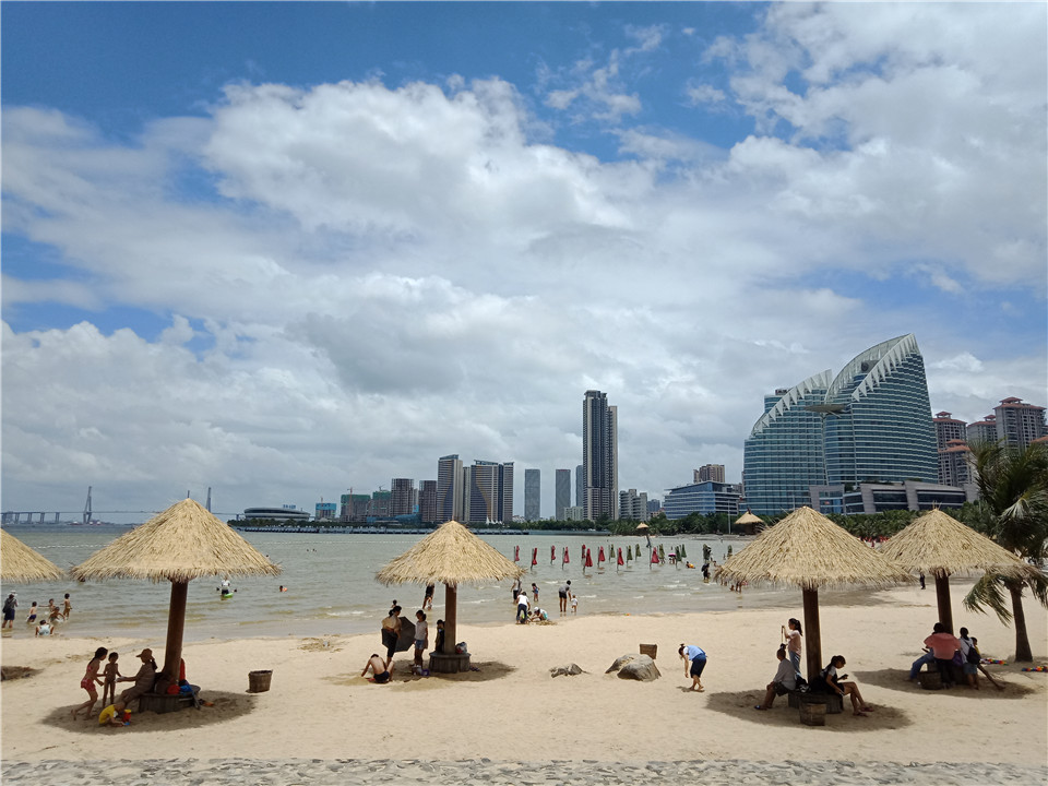 湛江金沙湾的风景,无疑是湛江的一张旅游名片,而海滨浴场,就是这张