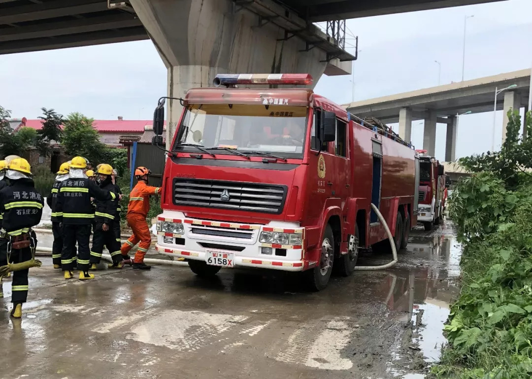 石家庄前杜北村一储鞋仓库发生火灾!十几辆消防车紧急灭火近一小时