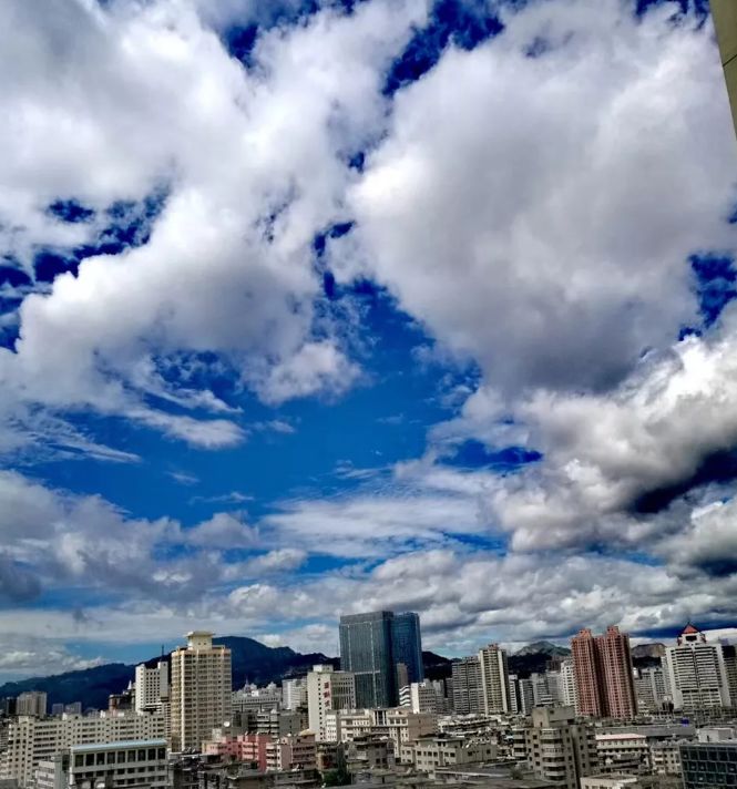 雨后"兰州蓝"让兰州人纷纷开窗拍照,还有中山桥,白塔山,兰山等景点的