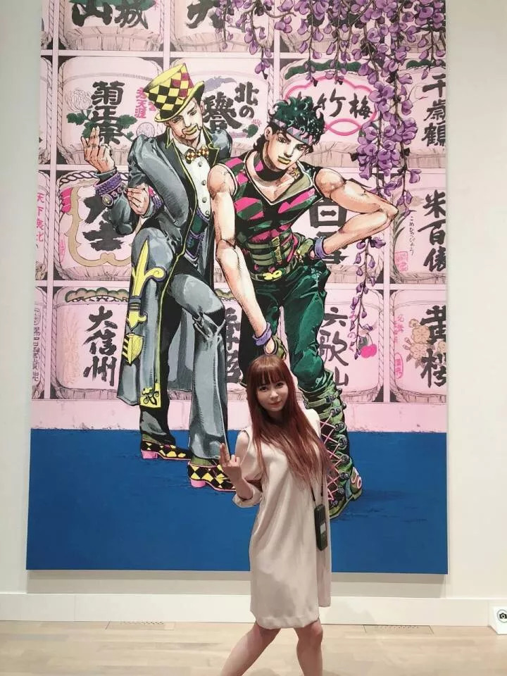 在acg界很有名的中川翔子也来参观荒木飞吕彦原画展,并且还在那些