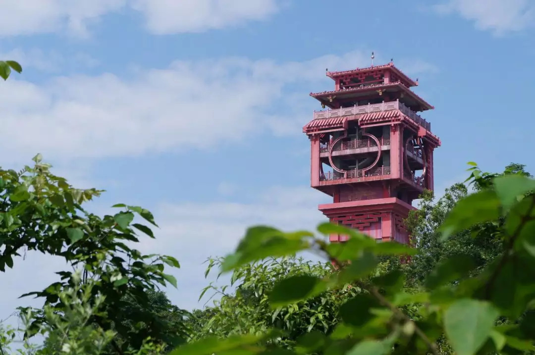 凤凰山高乃达州志兮 志当高雄 峰高岩陡,径曲廊幽.