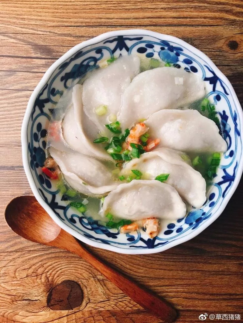 图片来自草西猪猪 芋饺呈三角形,用菜芋子和碾细的木薯粉来制作皮