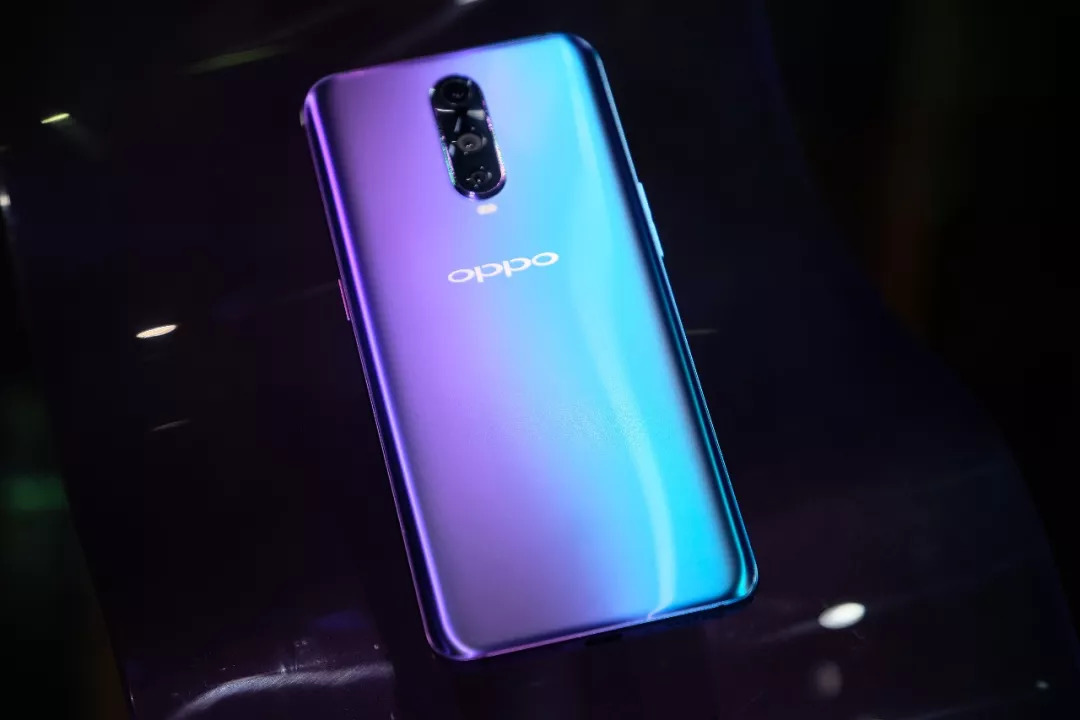 今晚,oppo 在上海发布了全新的 oppo r17 系列两款手机.新