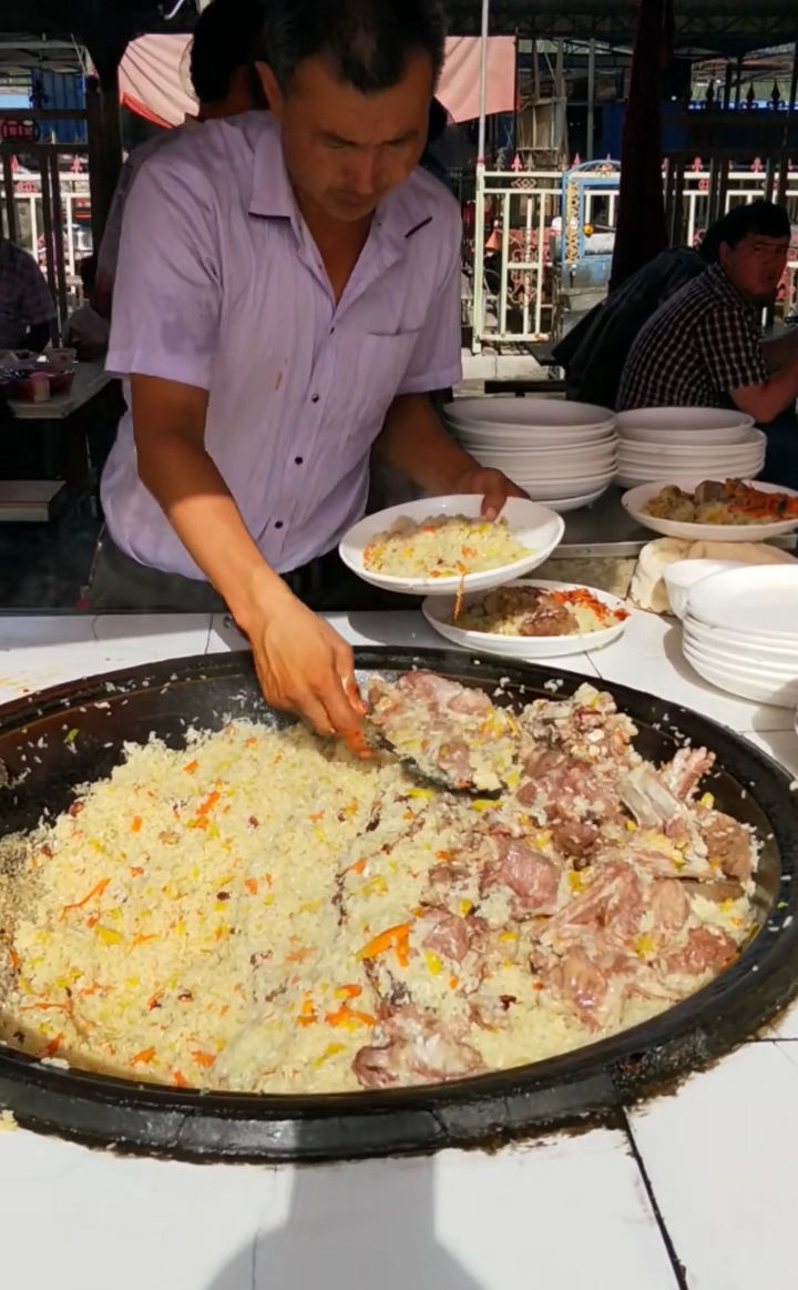 新疆的手抓羊肉饭,网友:看到做的过程,真心吃不下去,太脏了!