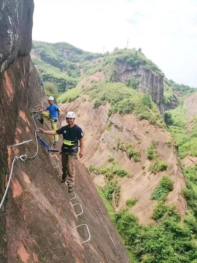 张家界新型户外团建拓展项目_红岩岭飞拉达