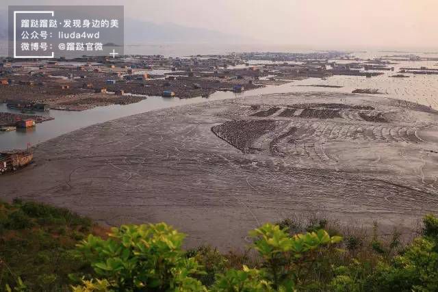 在东安海湾的小岛上,可以鸟瞰四周渔村的远景和美丽的滩涂.