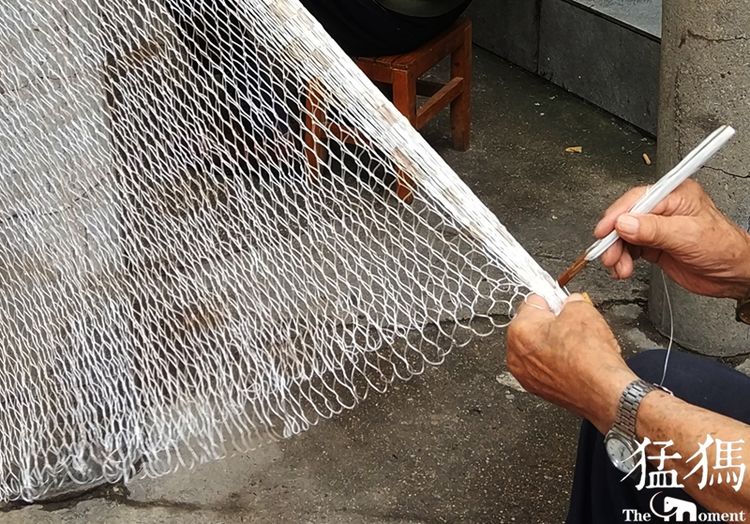 89岁老人酷爱手工编织渔网:没地方捕鱼了,织好了送人