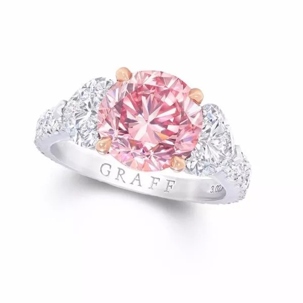 graff 格拉夫 订婚戒指,圆形fancy vivid紫色粉红色钻石,两侧饰有