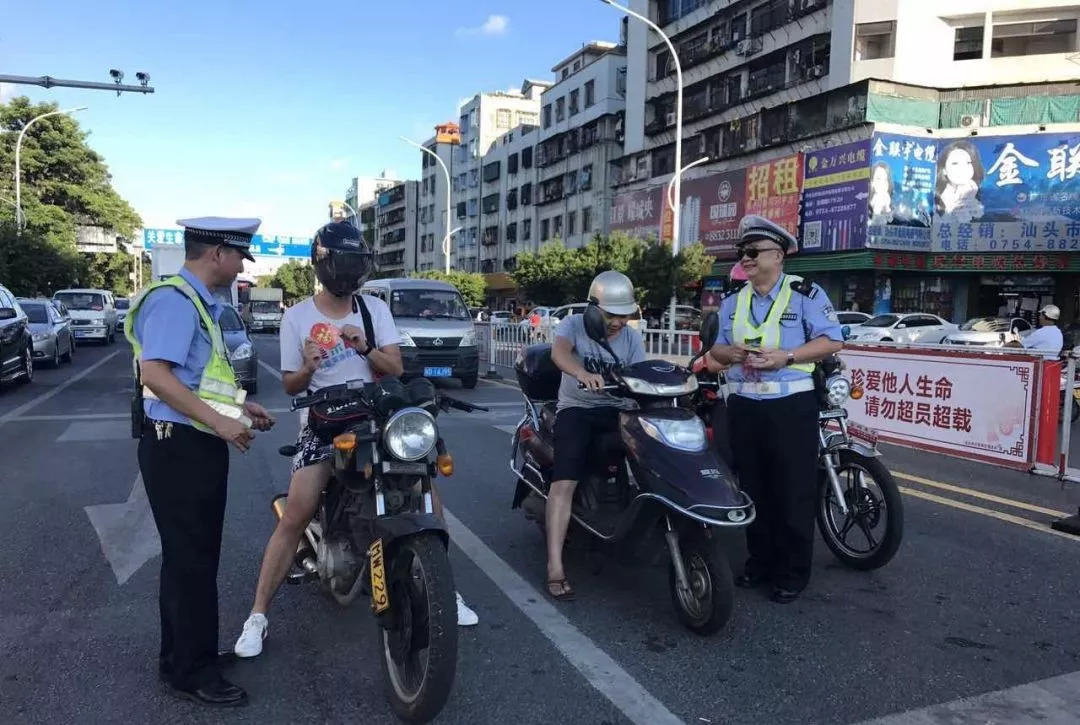 想无!为逃避交警查车,汕头一摩托车司机竟弃车跳河?