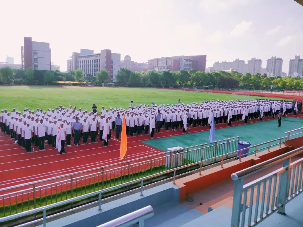 红歌情怀不减当年,责任使命代代相传——奉贤中学高一