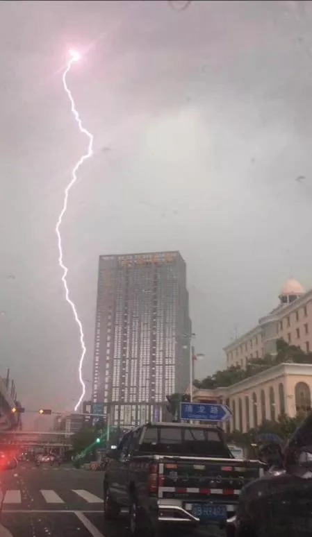 狂风暴雨电闪雷鸣,这是今天下班时的深圳